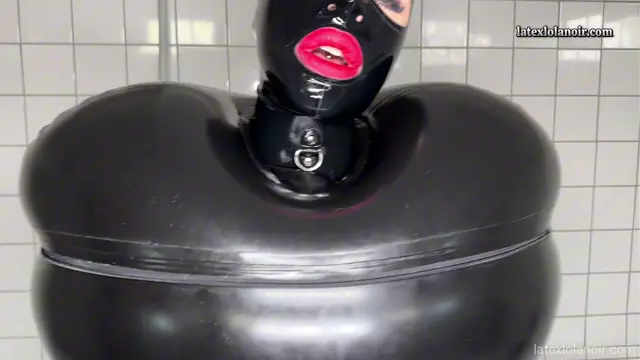 Poster: LatexLolaNoir - Struggles in the White Room