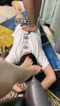 Poster: Double queen trampled on little dog