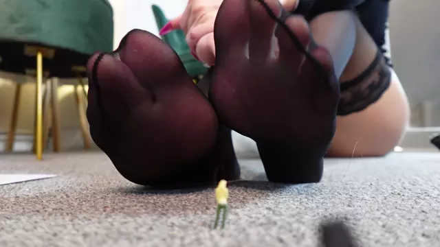 Poster: MissesDiscreets - Work review turned Giantess worship session -Handpicked Jerk-Off Instruction